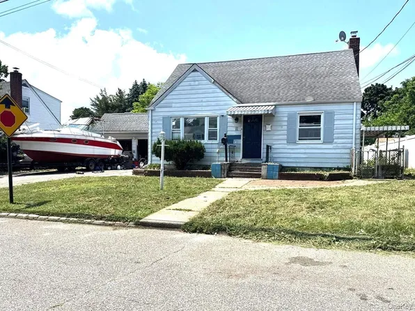 11 Stevens Place, Huntington Station, NY 11746