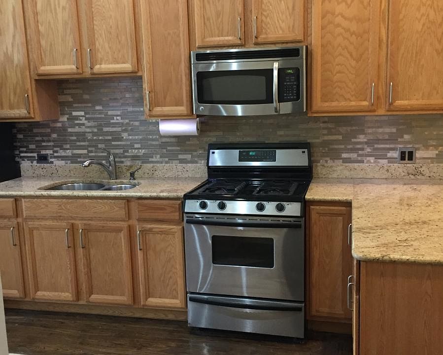 kitchen. granite, stainless, breakfast bar