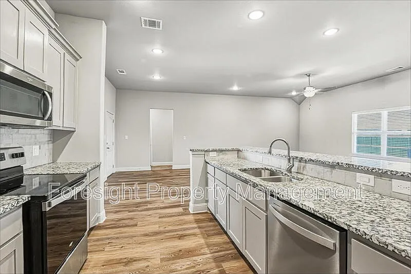 3 bed, 2.0 bath, 1575 sqft, $1,985 — Photo 4