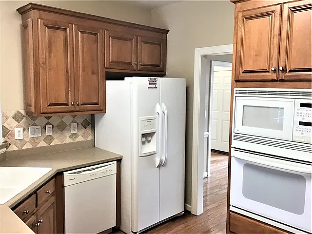 4 bed, 3.0 bath, 2600 sqft, $2,925 — Photo 3