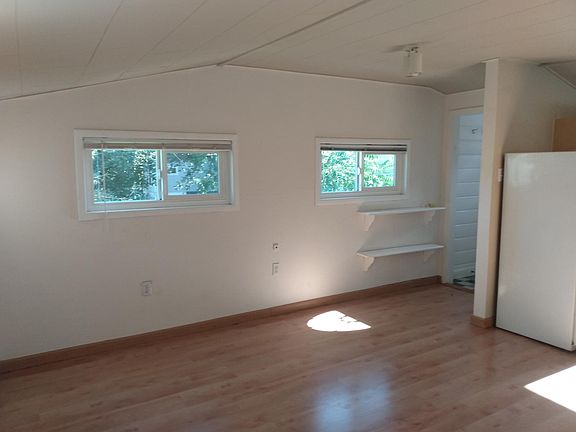 3rd image of 2953 1/2 Franklin Blvd