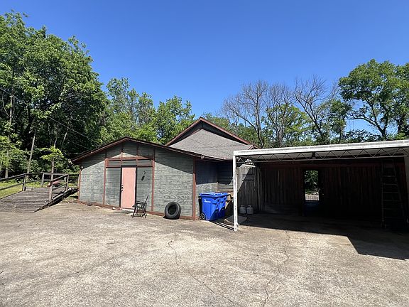 2nd image of 827 Wren Rd