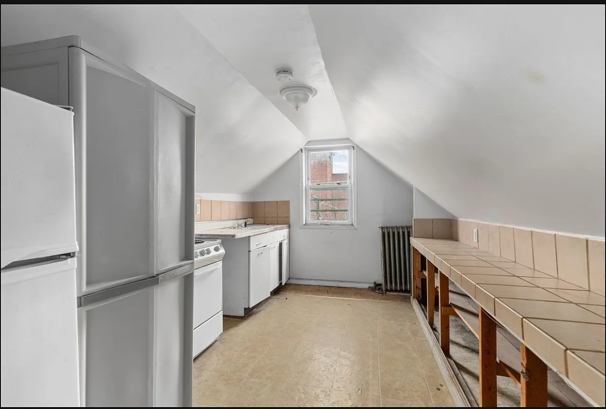 11 Troy St — Photo 3