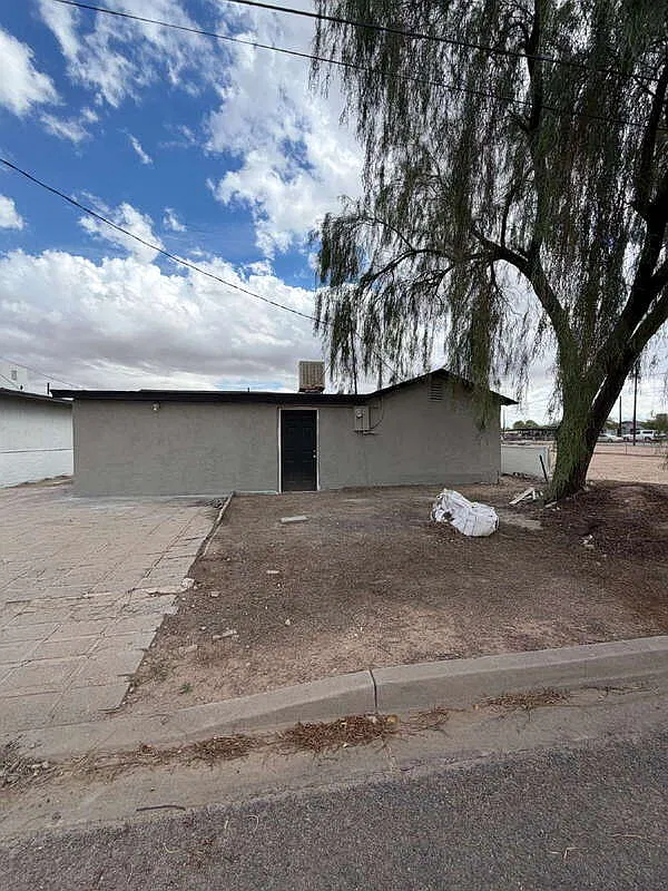 4 bed, 2.0 bath, 1335 sqft, $1,400 — Photo 2