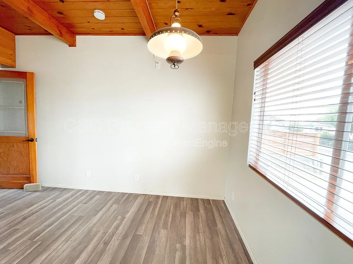 Building Photo - 1812 Luzern St #B
