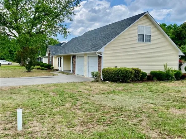 30 Julian Cir, Maxton, NC 28364