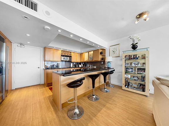 5th image of 465 Ocean Dr APT 1009
