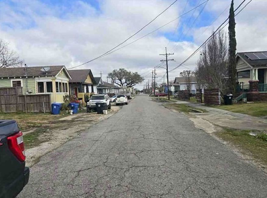 Exterior Neighborhood (street photo)