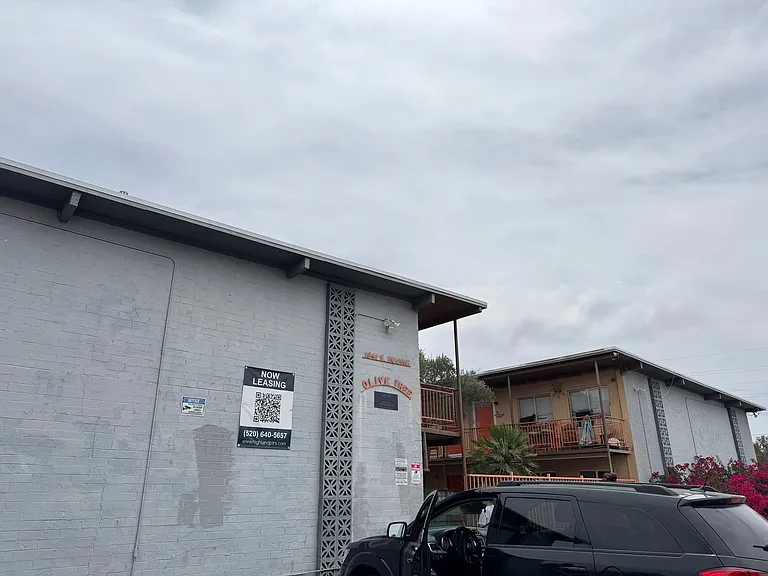 1841 S Irving Ave — Photo 1