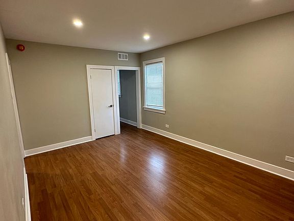 Living room/ dining area