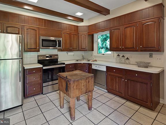 4th image of 902 Barley Dr