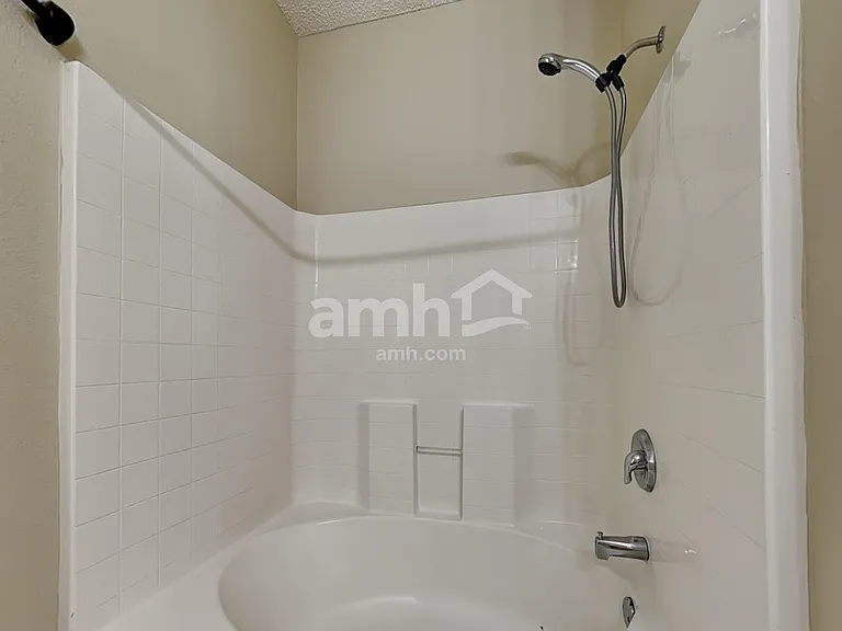 521 Amsonia Cir — Photo 13