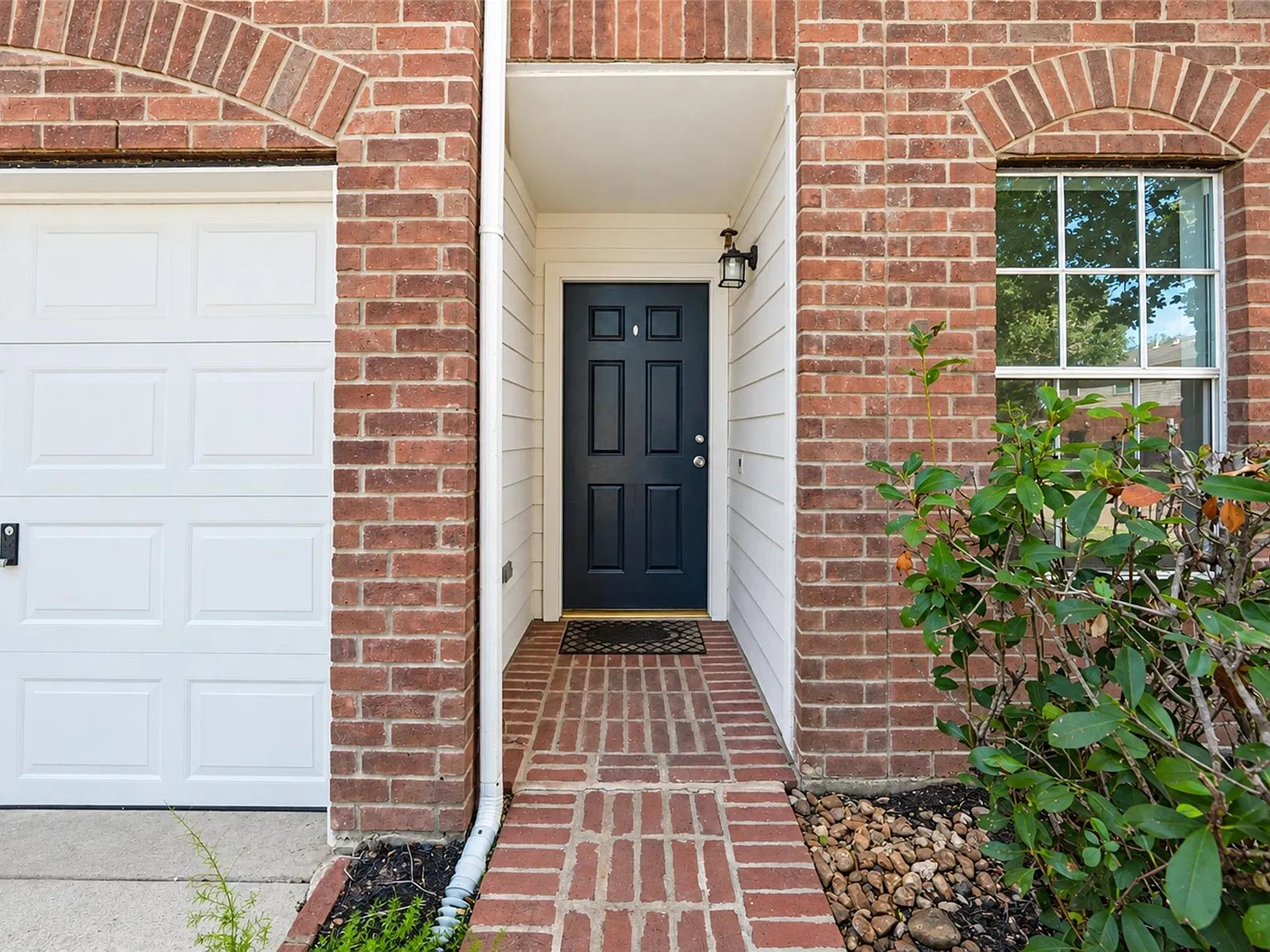 4 bed, 2.5 bath, 2565 sqft, $2,300 — Photo 3