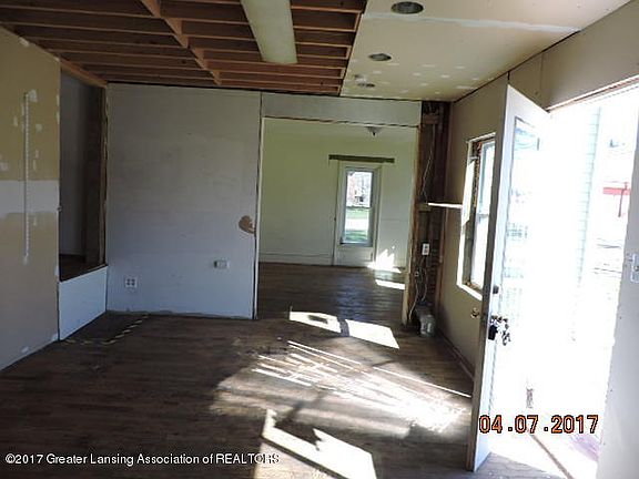 4th image of 204 S Gratiot St