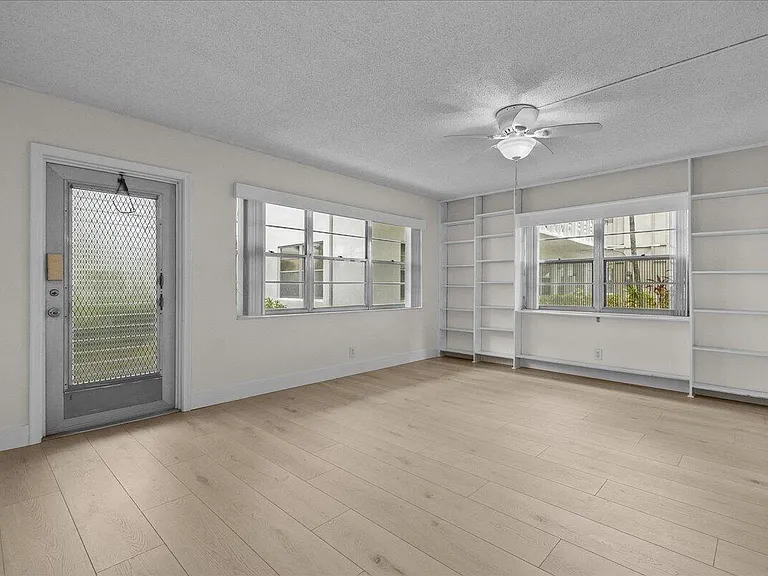 142 Kent St #I — Photo 6