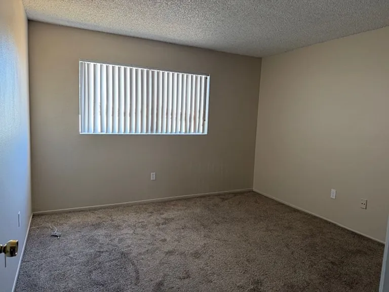 635 E Chestnut St — Photo 5