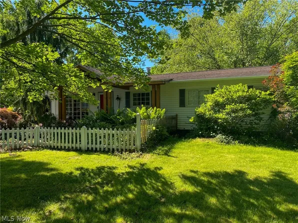 793 Robinhood Dr, Aurora, OH 44202