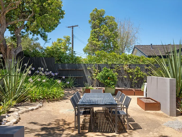 1544 Crestline Dr — Photo 22