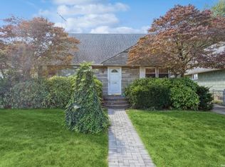 1015 N 7th St, New Hyde Park, NY 11040