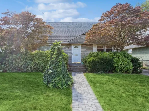1015 N 7th Street, New Hyde Park, NY 11040