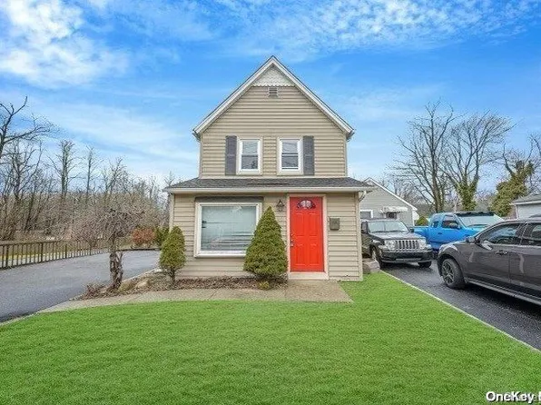 26 First Ave, Kings Park, NY 11754