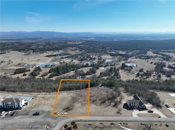 1 Clubhouse Ln, Wister, OK 74966