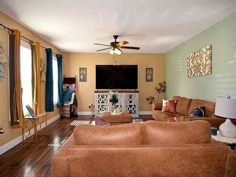 805 E Anderson St — Photo 2