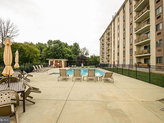 4th image of 27306 Valley Run Dr
