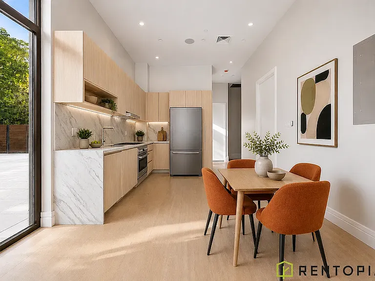 960 Franklin Ave #108 — Photo 3