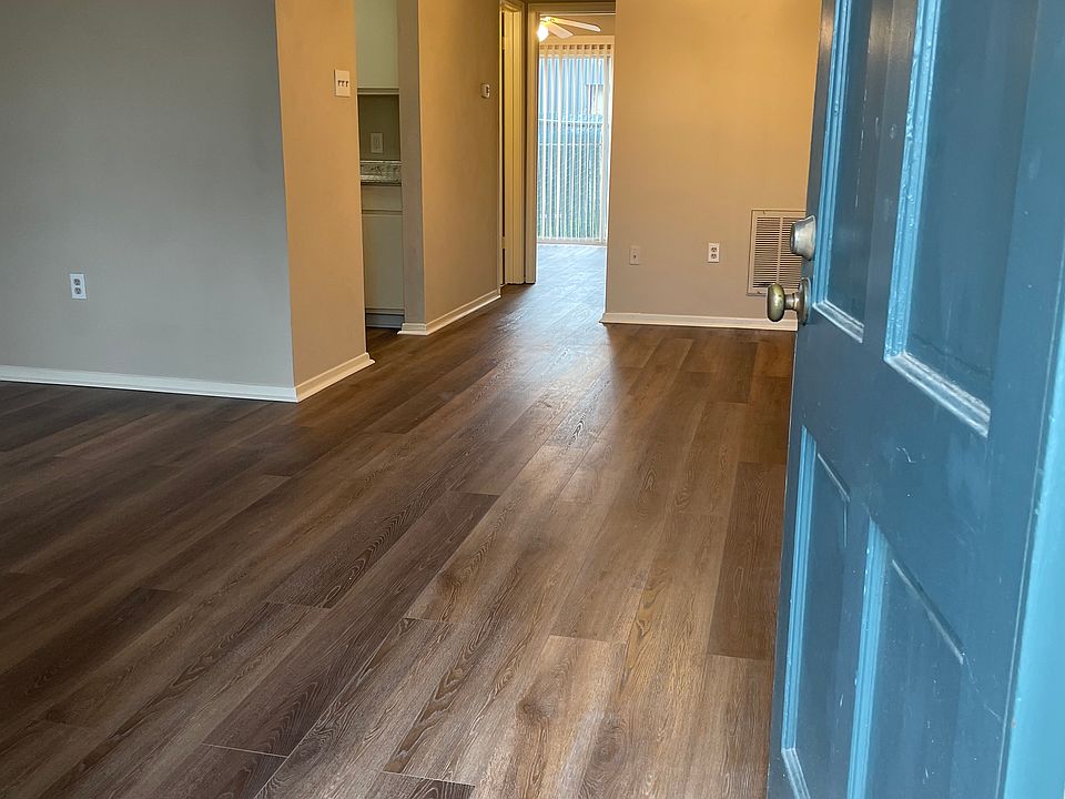 LIVING ROOM/DINNING AREA