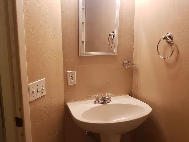 2104 N Fir St — Photo 9