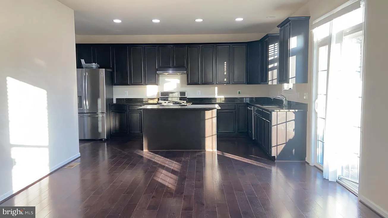 3 bed, 2.5 bath, 1680 sqft, $3,000 — Photo 4