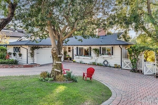 Adorable curb appeal on the lanes...nice circular driveway!