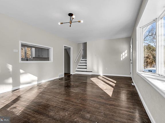 5th image of 124 Vance St