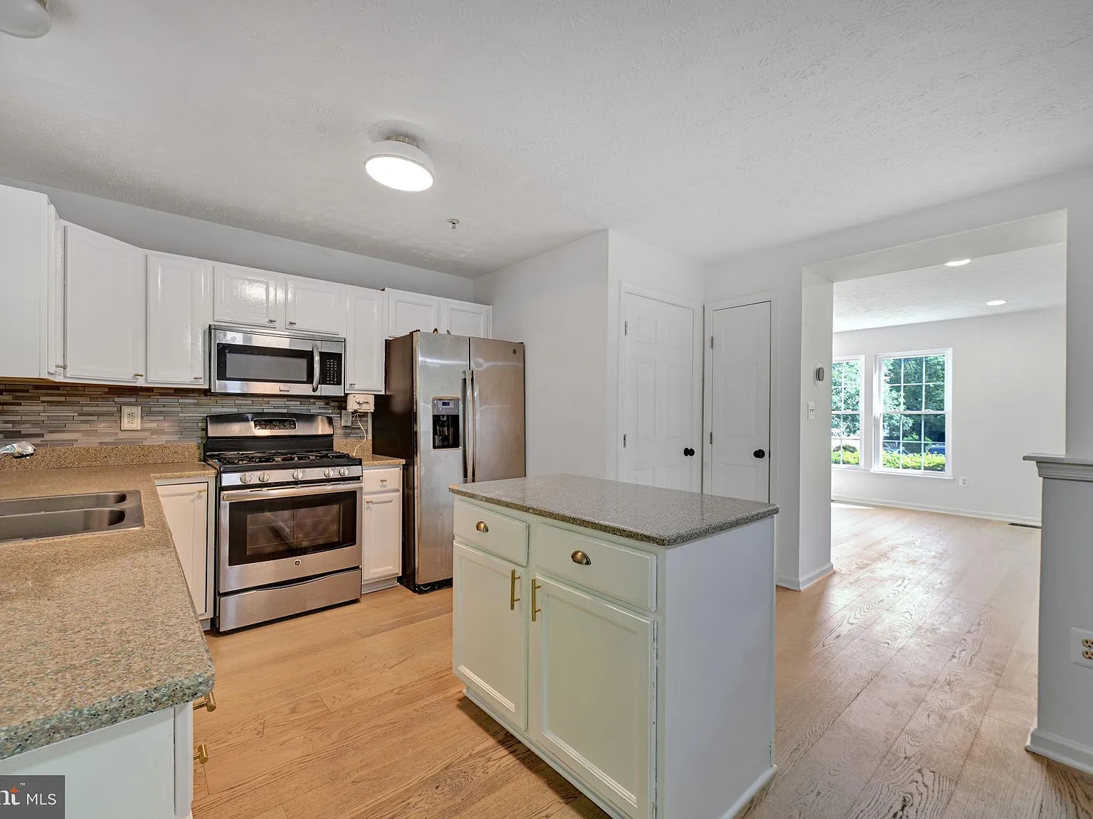 3 bed, 1.5 bath, 1440 sqft, $2,500 — Photo 4