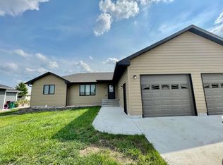 1529 Torrey Pines Ave, Mitchell, SD 57301