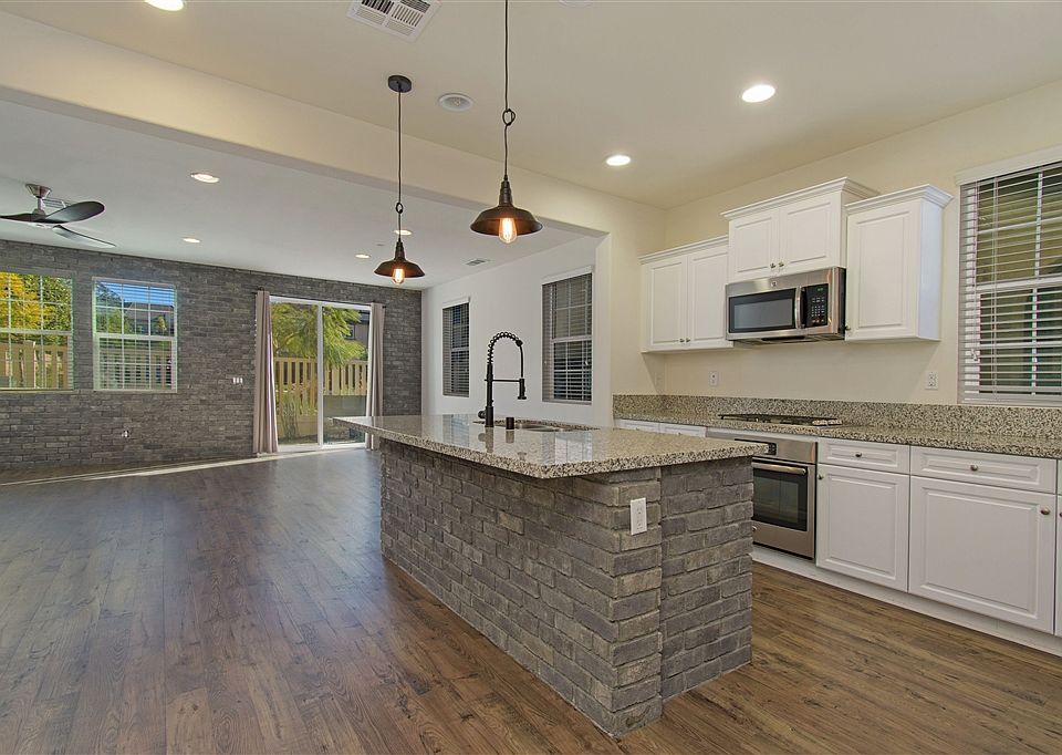 1st image of 557 Moonlight Dr