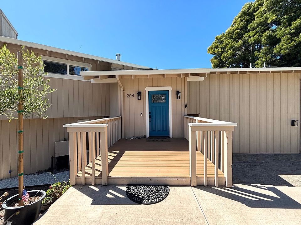 1st image of 204 Bayview Ct