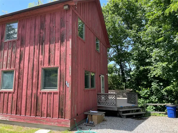14 Cathy Ct, Northport, NY 11768
