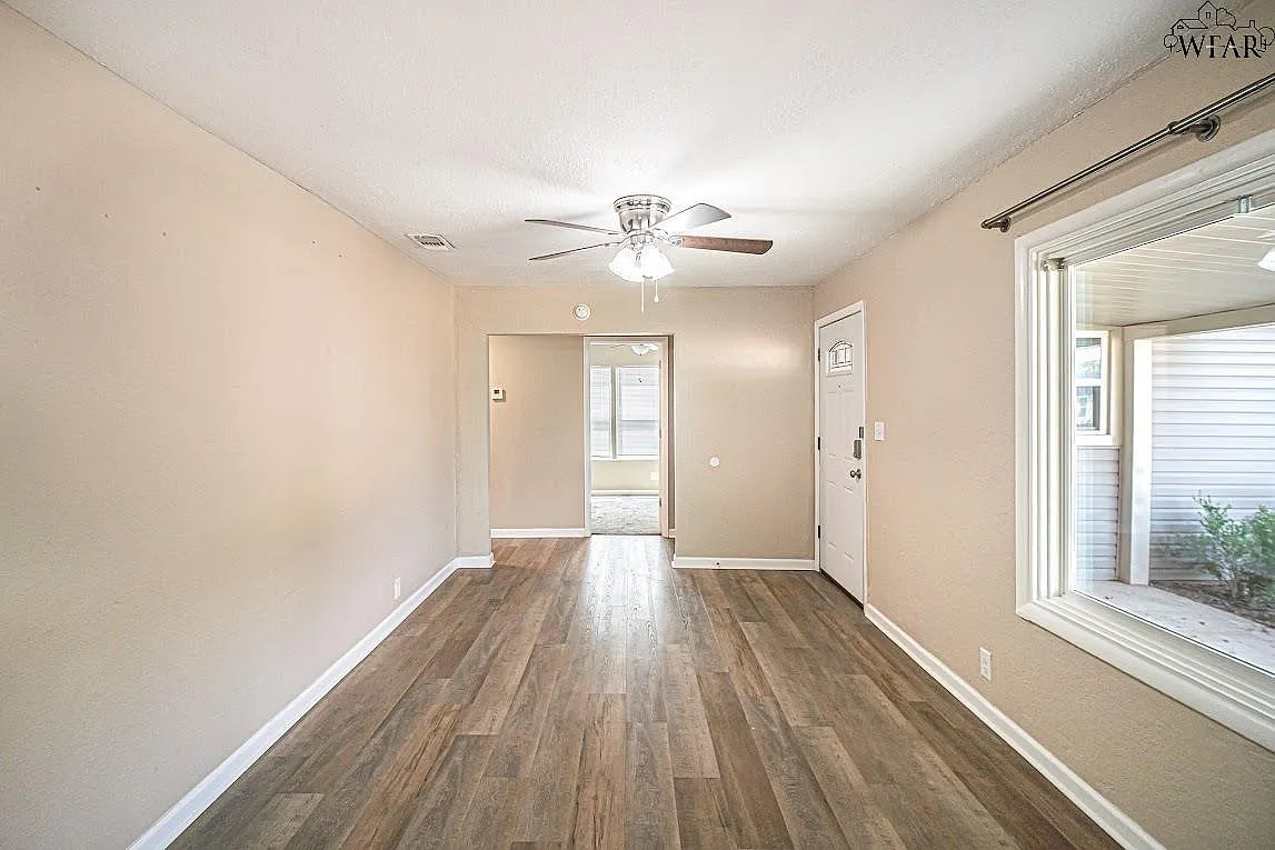 3 bed, 1.0 bath, 912 sqft, $1,200 — Photo 3