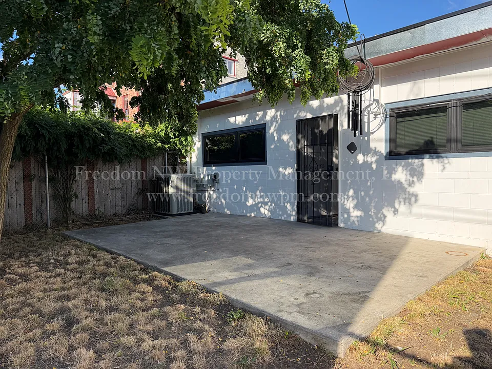 105 W Walnut St