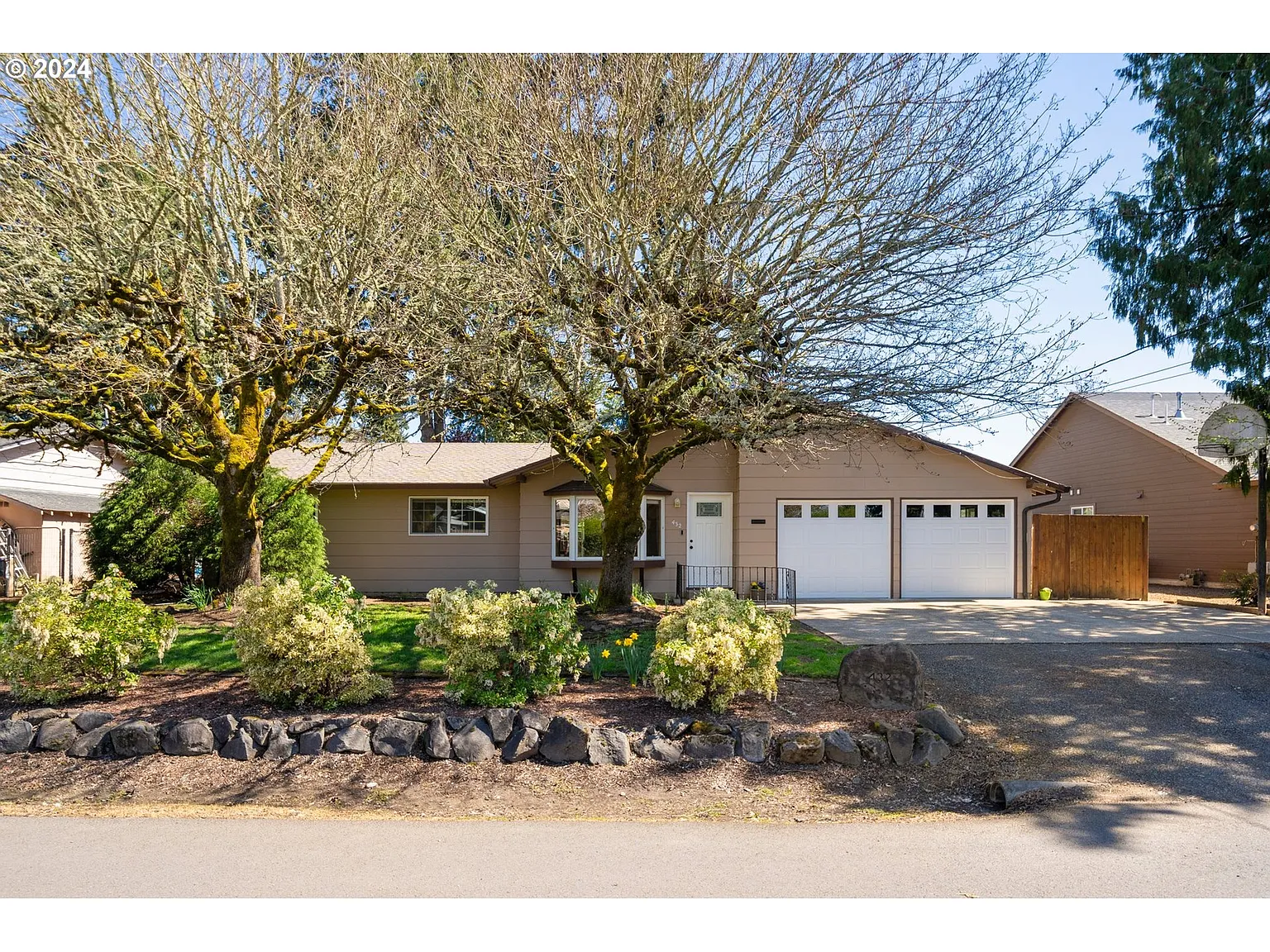 432 NW Yonia Ct photo 1
