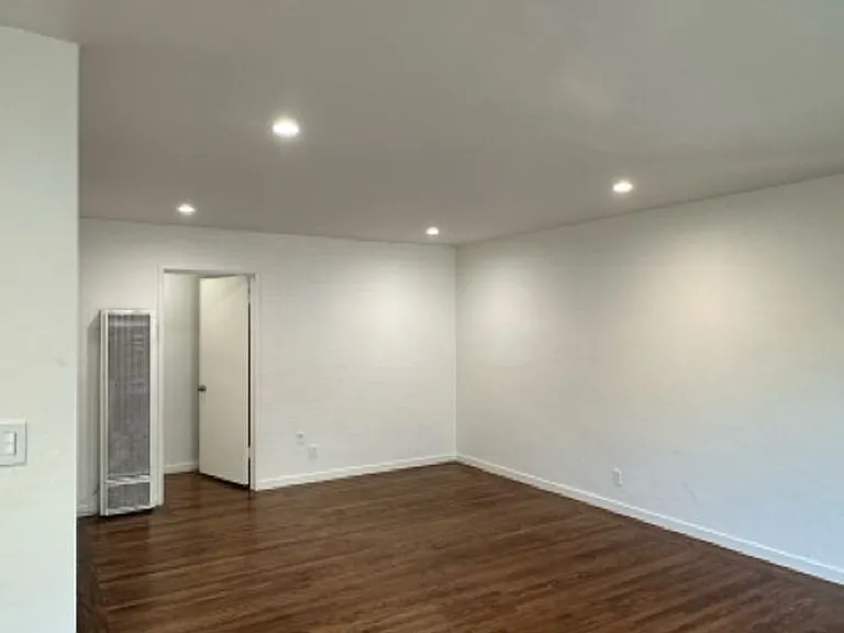 221 N El Camino Real — Photo 4