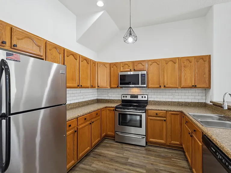 Devon Circle Apartments — Photo 15