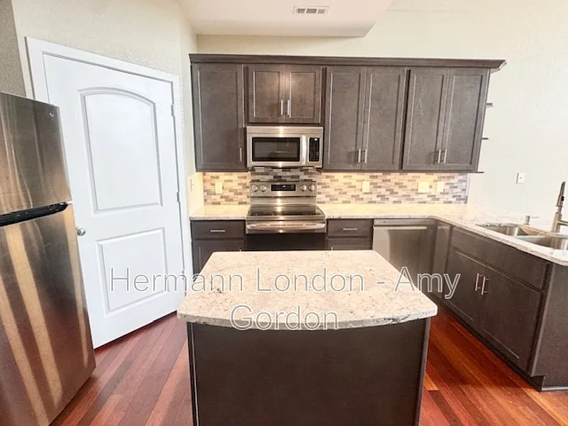 1 bed, 1.5 bath, 868 sqft, $1,795 — Photo 3
