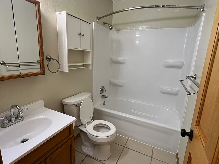 627 Welshire Dr #B — Photo 2