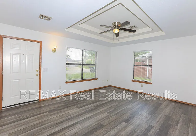 2219 W Roselawn St — Photo 9