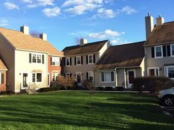 8 Daventry Hill Ln, Suffield, CT 06078