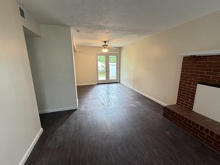 307 Downes Ln — Photo 3