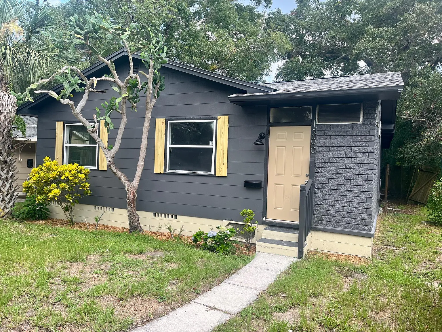 3 bed, 1000 sqft, $2,390 — Photo 1